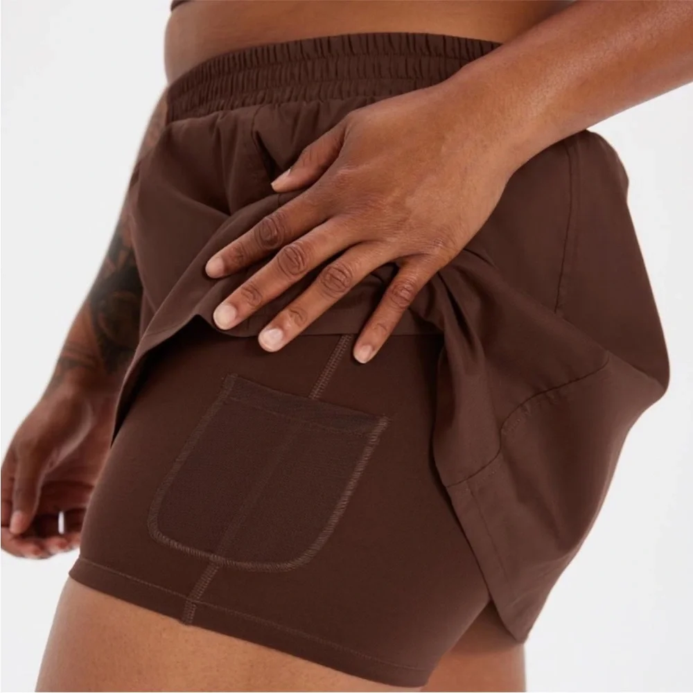 GIRLFRIEND COLLECTIVE Birdie Woven Skort in Earth Brown L